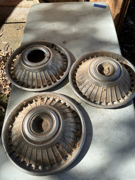 Turbine-Style Radial Finned Metal Hubcaps