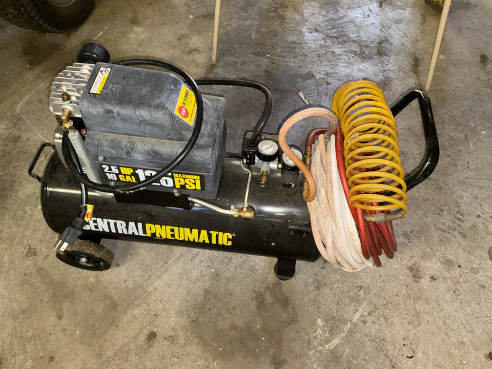 Central Pneumatic 67708 2.5 HP 10 Gallon Air Compressor