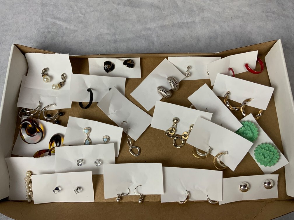 Costume Jewelry Earrings Lot