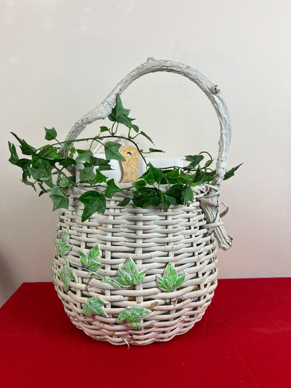 Wicker Basket with Ivy & Cat Chopping Board