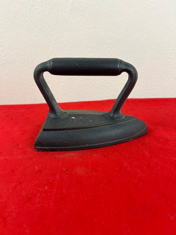 Cast Iron Clothes Iron with Handle
