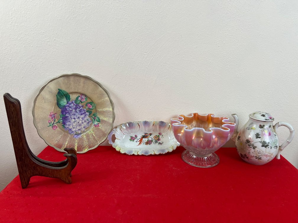 Five Pieces of Decorative Glass and Porcelain