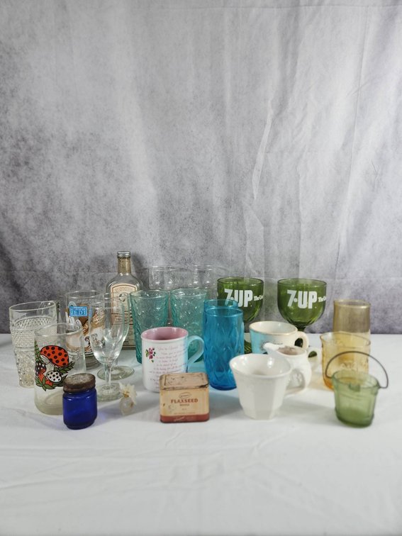 Drinkware Including 7 UP Goblets