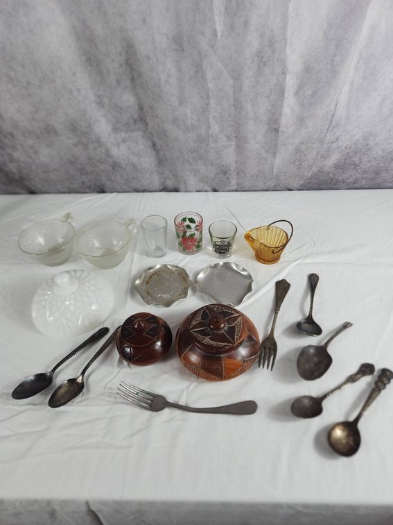 Tableware and Collectibles Set