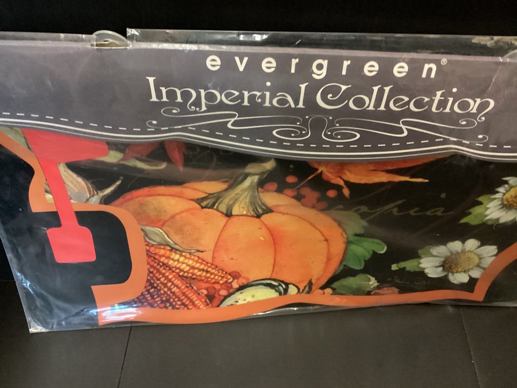 Fall magnetic mailbox cover
