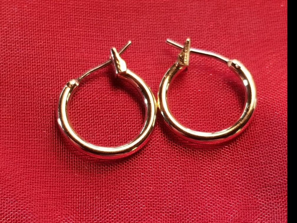 Pair of gold hoop earrings 