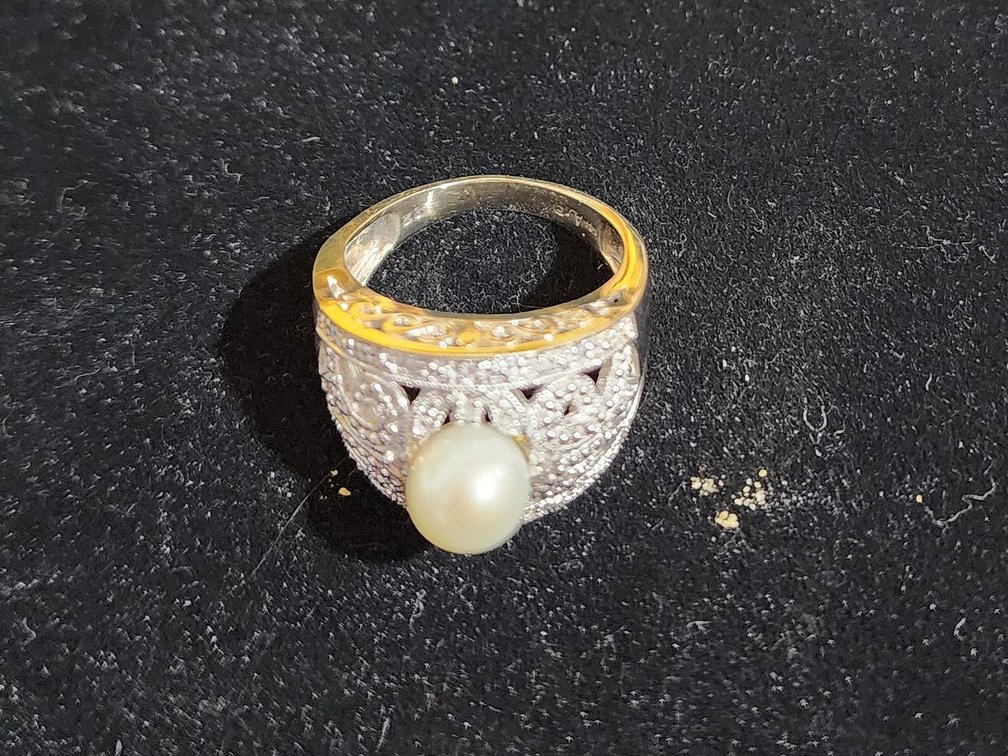 14 Carat White gold diamond and pearl ring