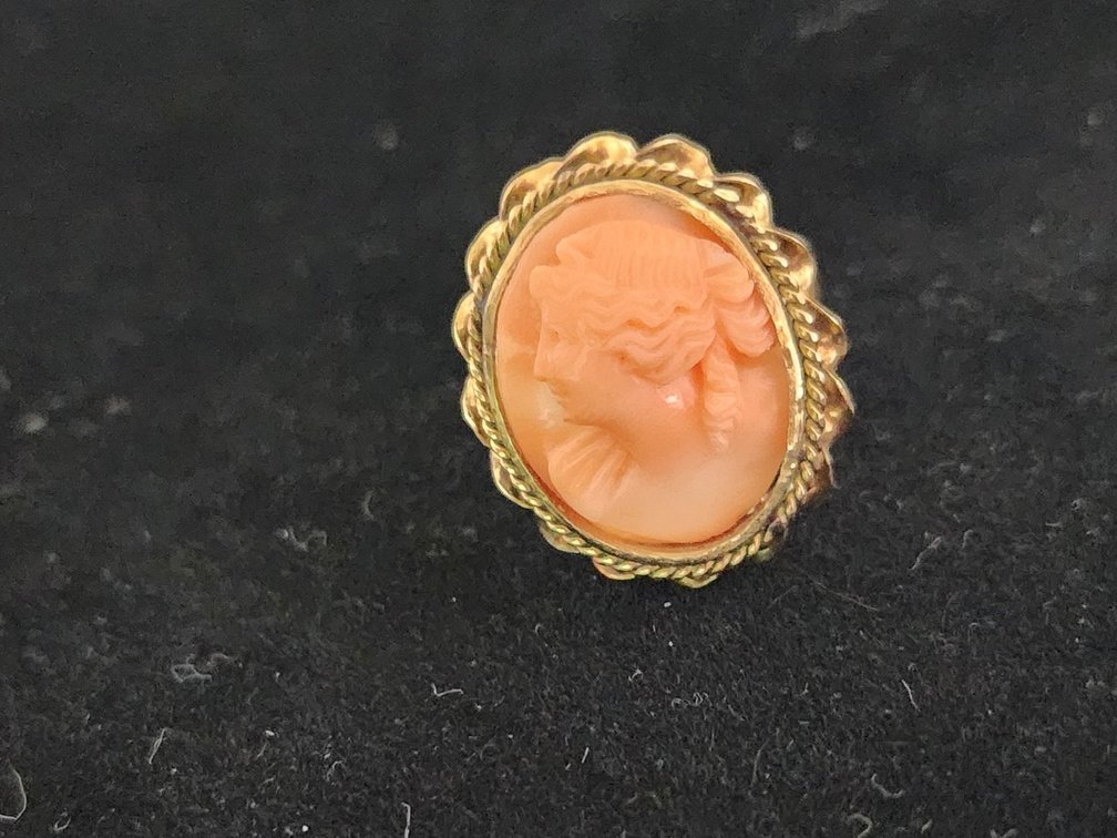 14 Carat gold camero ring