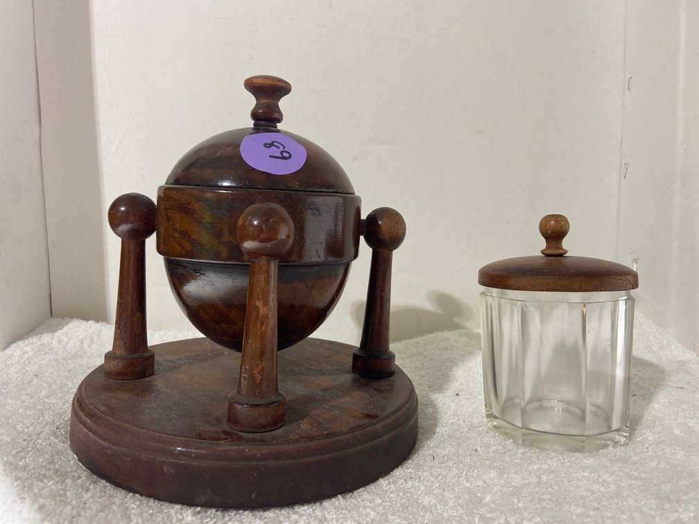2 tobacco containers