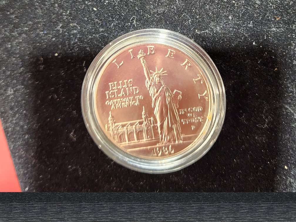 1oz Silver Dollar, 1986 Ellis Island