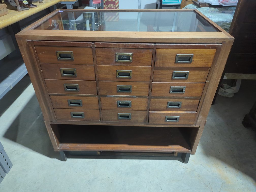 Vintage Tobacco Showcase