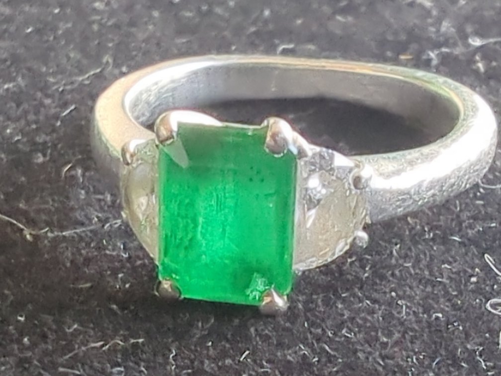 Platinum Emerald and Diamond Ring; 5.1g tw
