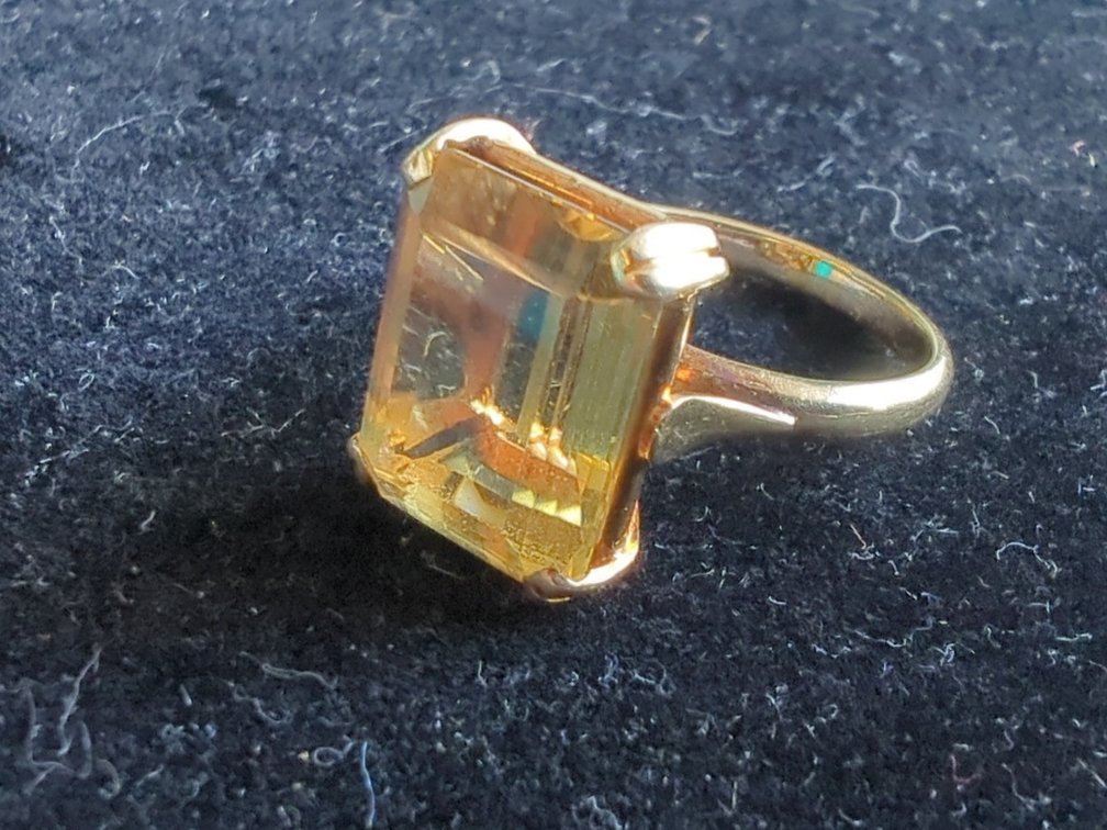 18K Gold and Topez Gemstone Ring