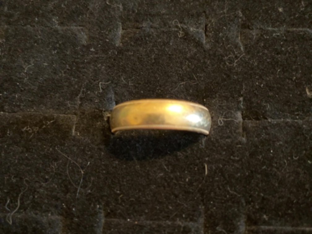 14kt yellow gold band; 7.2g; size 8.5
