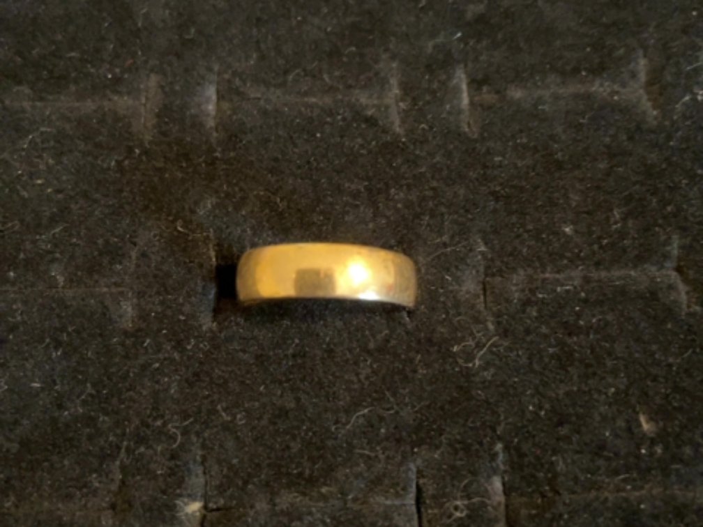 14kt yellow gold band; 3.4g; size 6.5