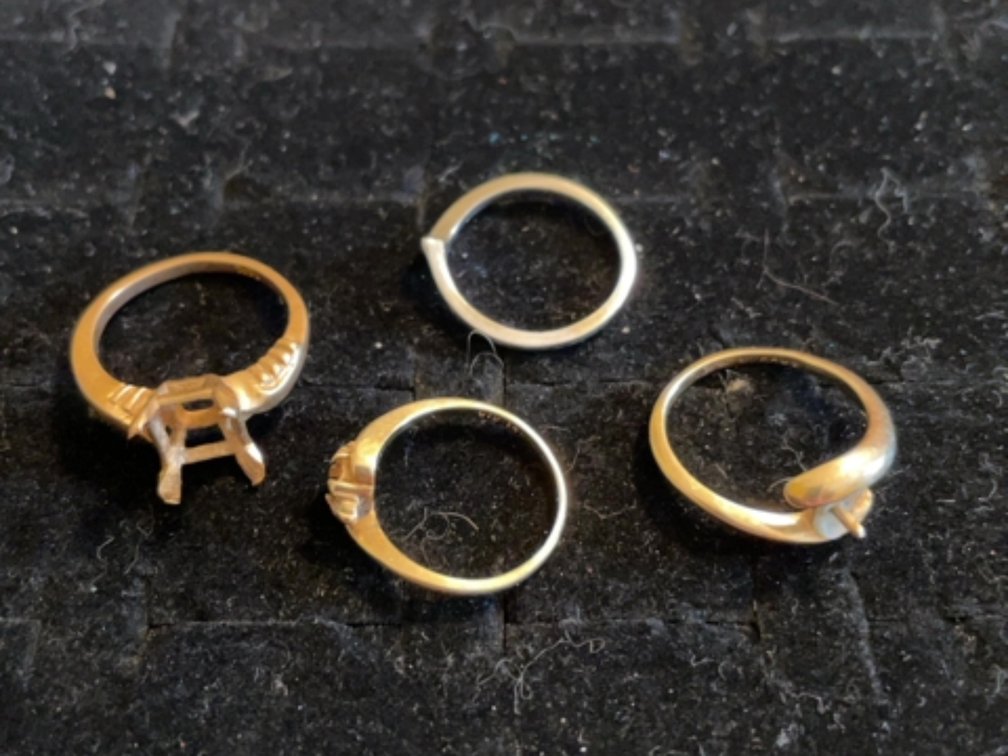 4 scrap gold rings; 9.7g tw