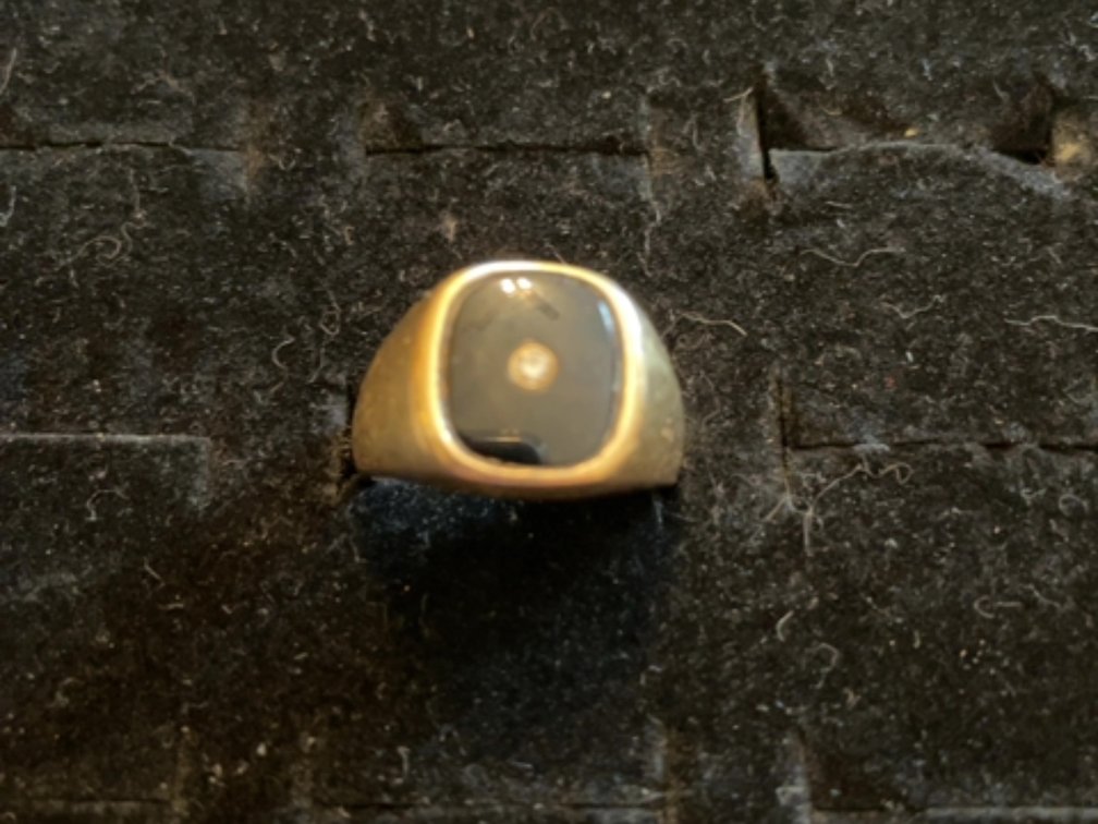 Onyx ring, unmarked, probably gold; 6.1g tw