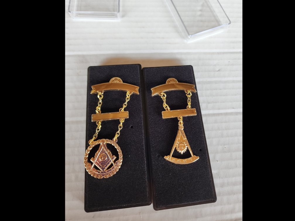 Past Master Swinger Jewel. Two bars with Square, Compass , Quadrant &amp; Sun surrounded by wreath.  Past Master Swinger Jewel. Two bars with Compass , Quadrant ; Sun. 3" 
