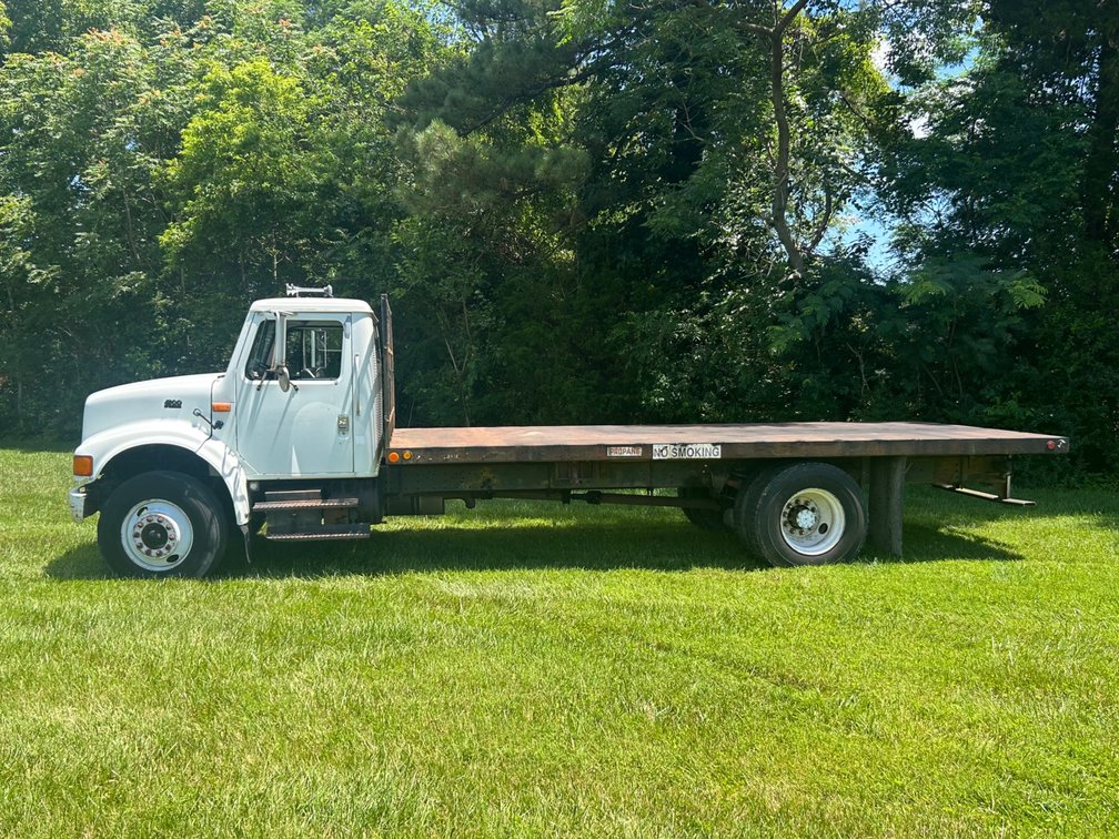 1995 International 4900, 4x2 / 206” W.B.