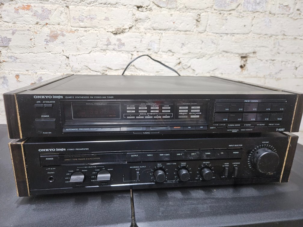 Onkyo Integra Quartz Synthesized Tuner T-4087 and Stereo Amplifier P-304