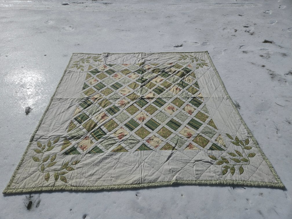Green and Ivory Patterned Quilt with Leaf Pattern Cornersa1