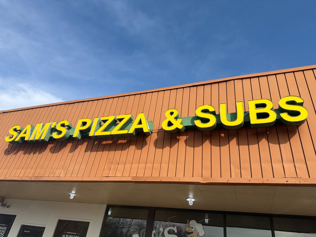 Sam‘s Pizza Storefront Lit Sign