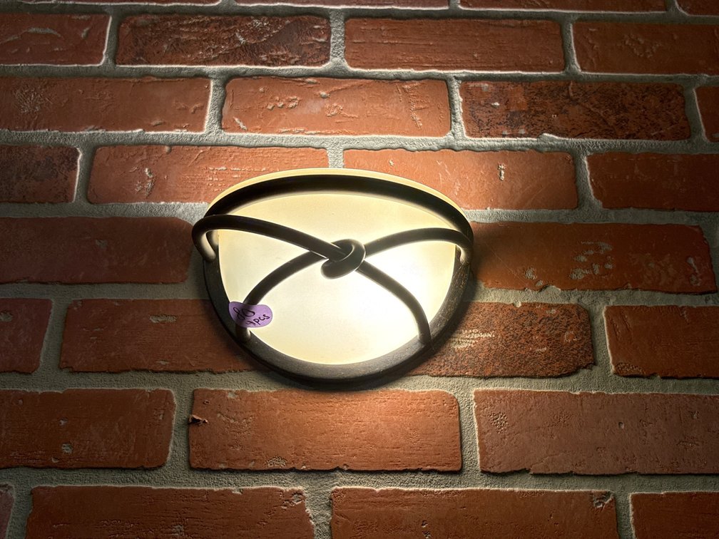 4 Wall-Mounted Light Fixtures