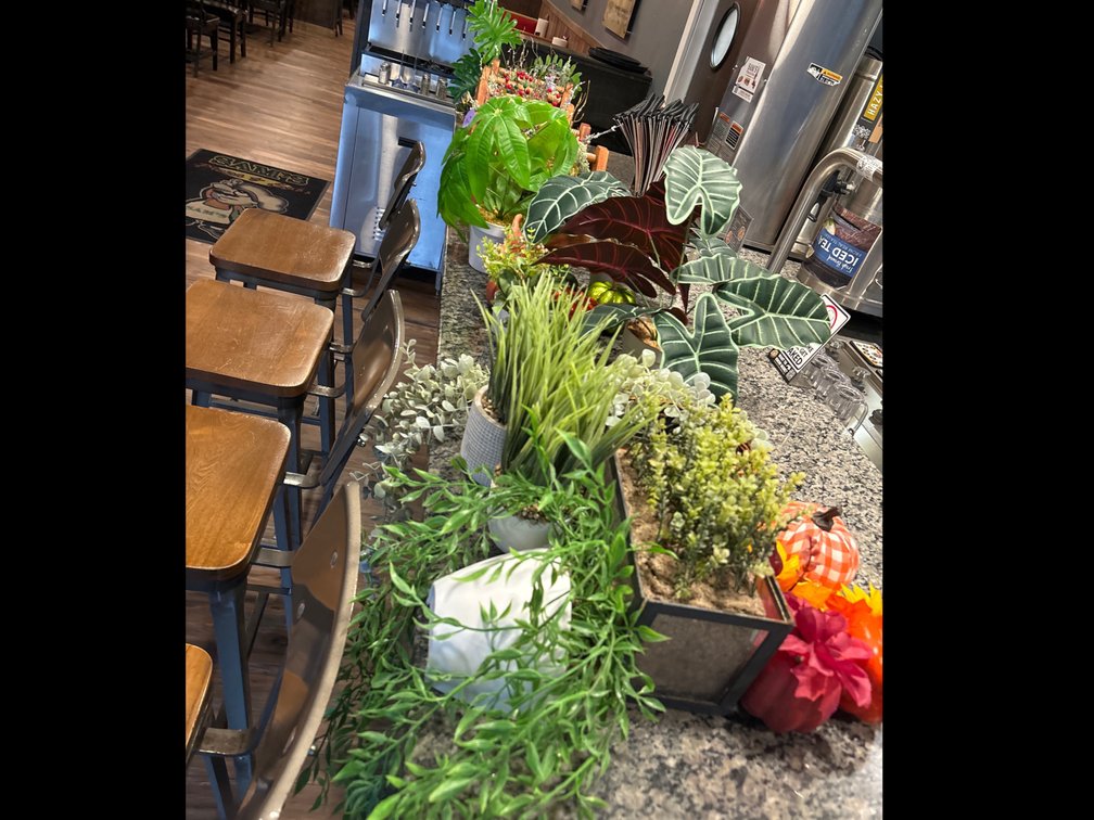Decor lot-faux plants and seasonal items
