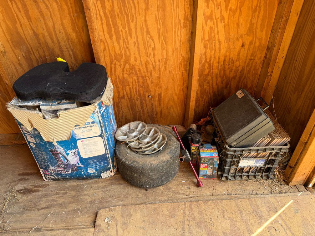 Miscellaneous lot including Bissell vacuum, 2 ton black jack, ball tow hitch, etc