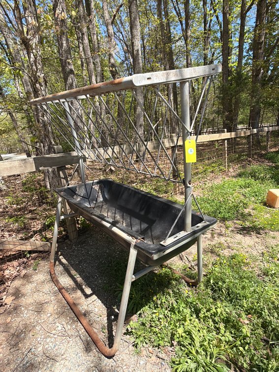 5’ livestock hay feeder, black gate w/ rope leads, and water stock tank