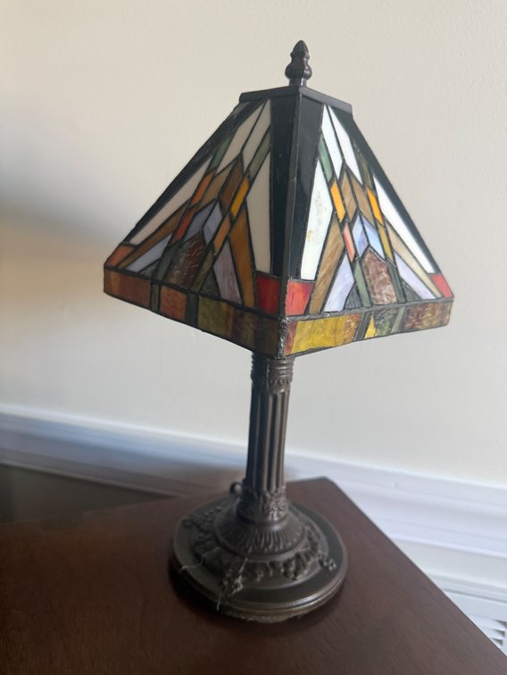 A Quoizel Holmes 12-in Valiant bronze Table Lamp with Tiffany-style Shade