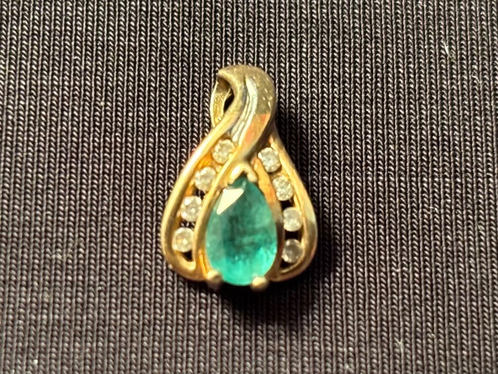 10K yellow gold, diamond and emerald pendant