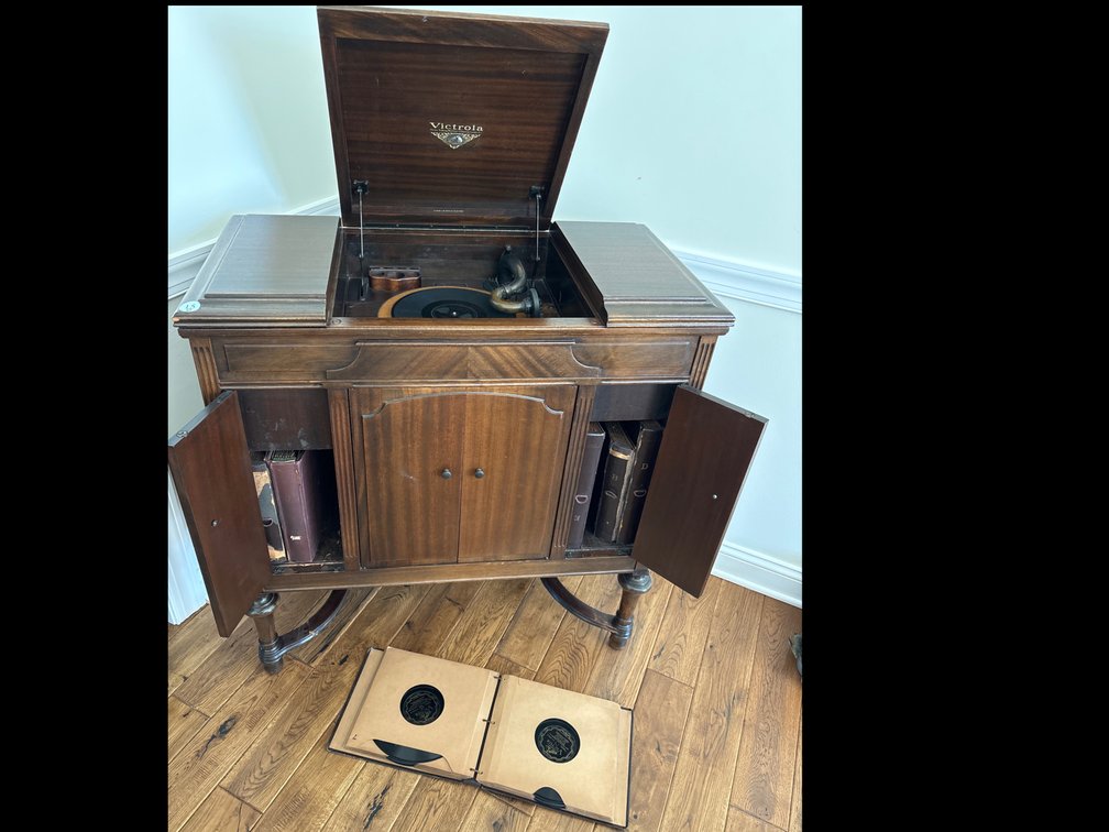 Antique Victor Victrola , Model VV4-40/ plus record albums