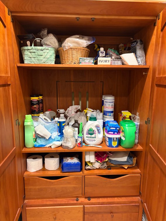 Laundry cabinet CONTENTS ONLY
