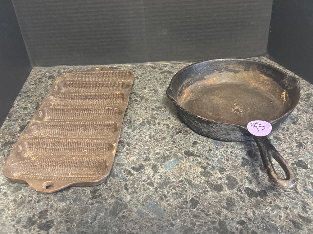 Vintage cast iron corn stick pan/ 8” skillet