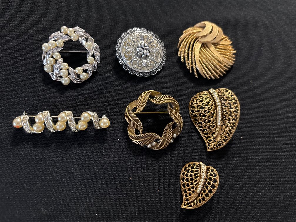 7 vintage brooches