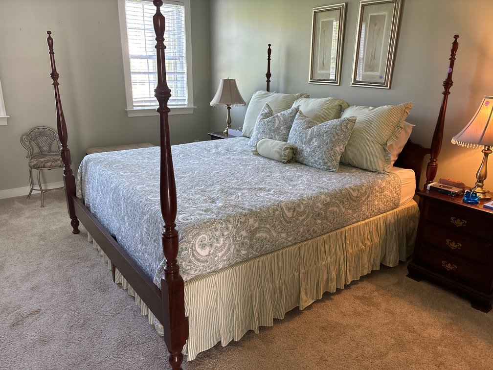 King size solid wood 4 poster bed/ high end bedding included