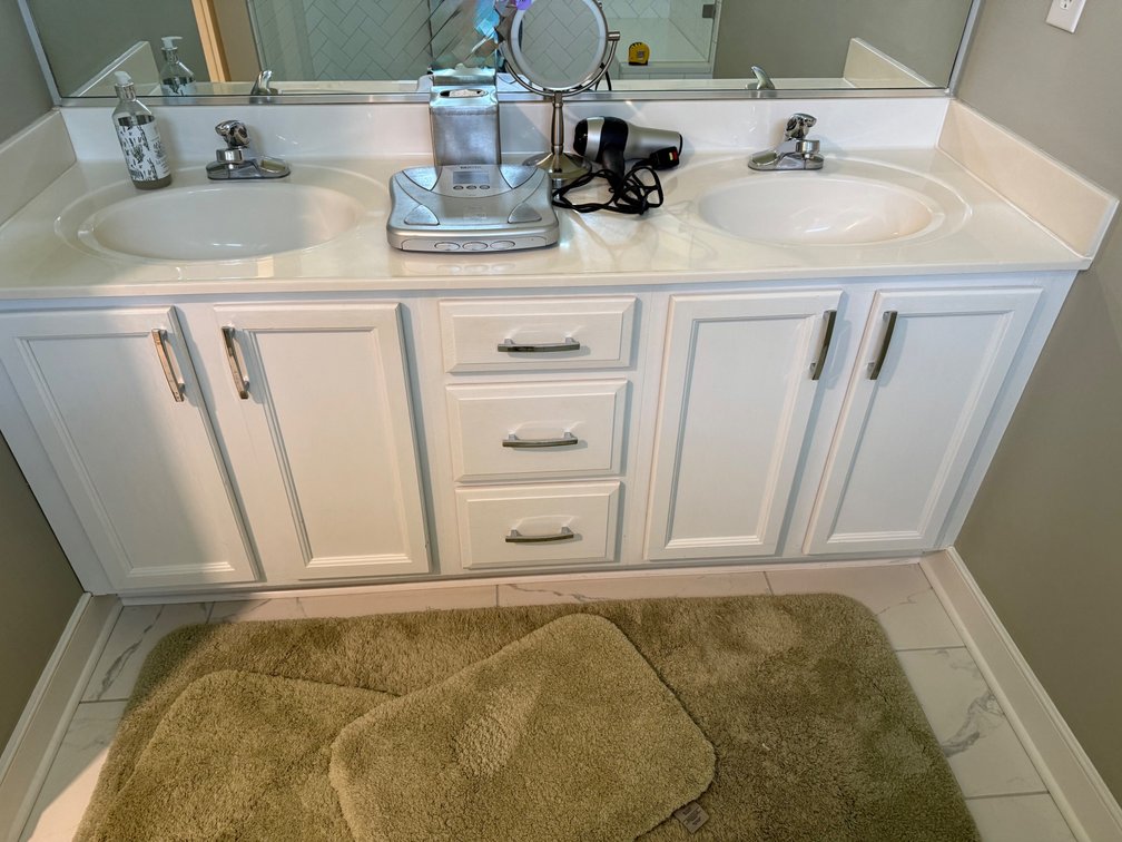Bathroom Lot: scale, mirror, rugs, etc.