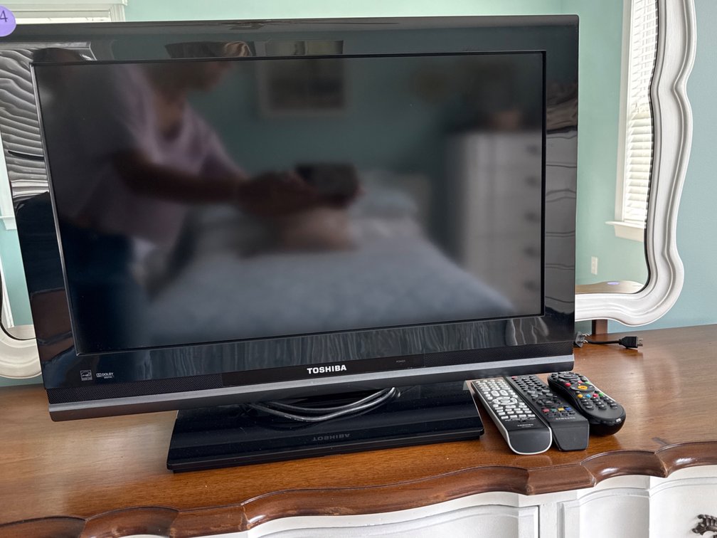 Toshiba Flatscreen TV, 28”