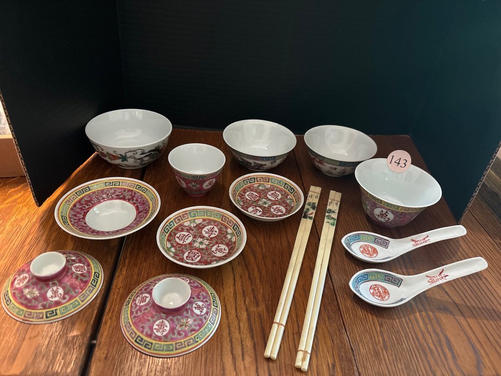 Assorted Asian lot: bowls, cups, chopsticks