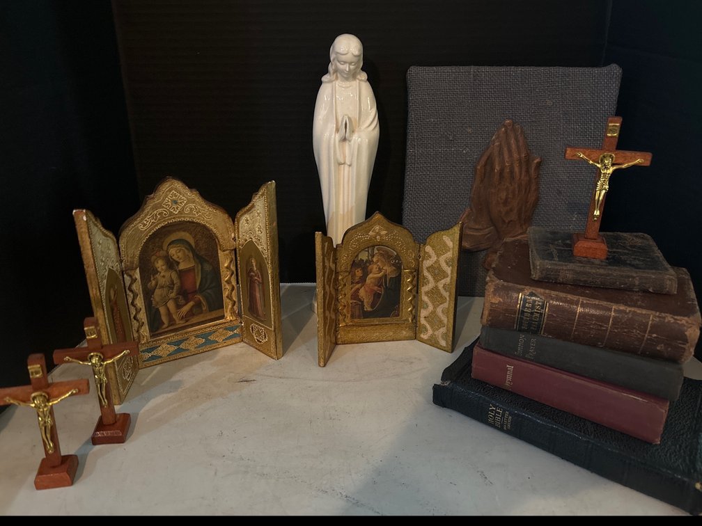 Religious lot: icons, bibles, statue, etc