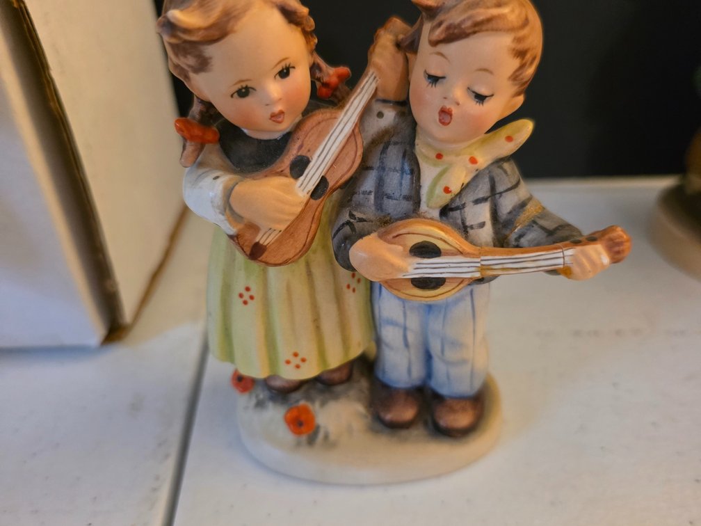 Hummel figurine 1979 4.5" "Happy Days" 150 TMK 5 Girl and boy playing instrument. 4.25"