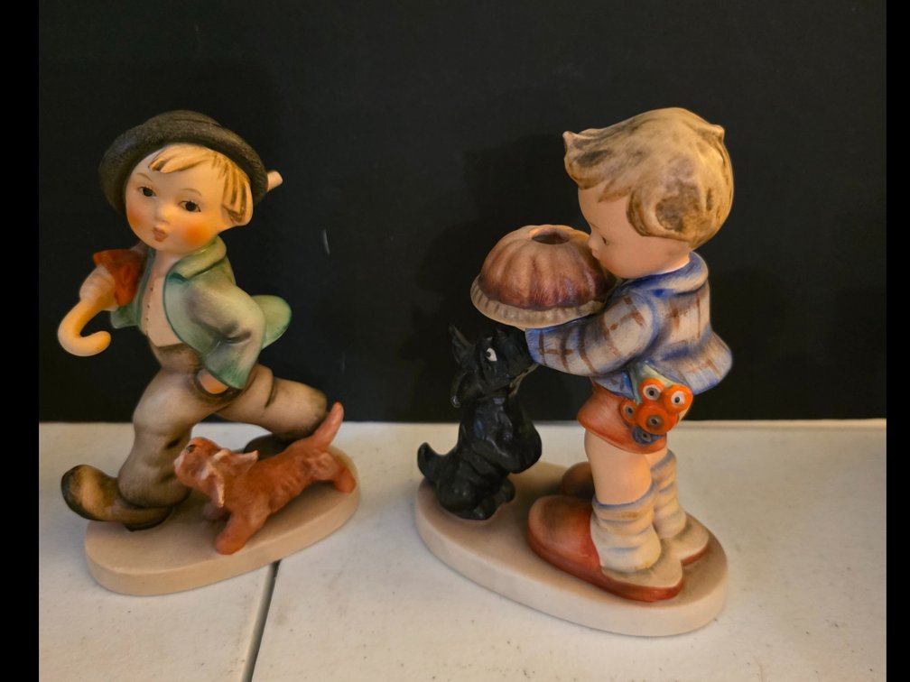 1982 Vintage Goebel Hummel Figurine; Begging His Share #9; TMK-6, Vintage German Porcelain:4.75"    : Vintage Goebel Hummel "Strolling Along" Little Boy With Dog TMK3, 