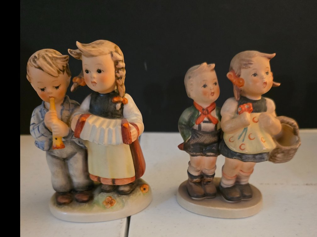 Hummel 'Birthday Serenade' Old Style - TMK4 - 4 1/2" Tall - #A32525. :  Hummel 49/0 To Market TMK2 FULL BEE (R) Date 1950-1955 5.5 inches