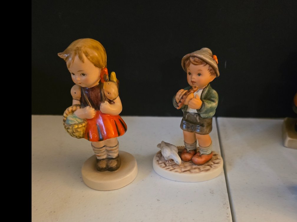 Vintage Hummel #81 2/0 "School Girl" TMK #3 - Stylized Bee Mark 4 1/4" H.  :  M.I. Hummel 2425 Max, Club 2019/20, Tmk 11