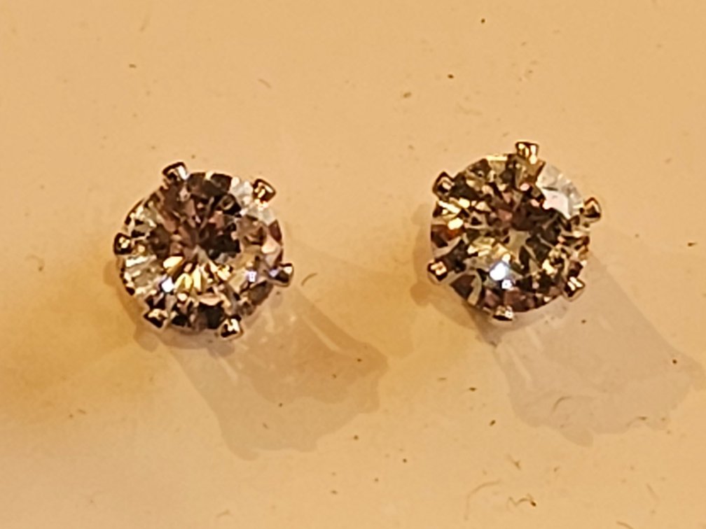 Pair of NEW CZ 6mm Diamond-like Earrings 