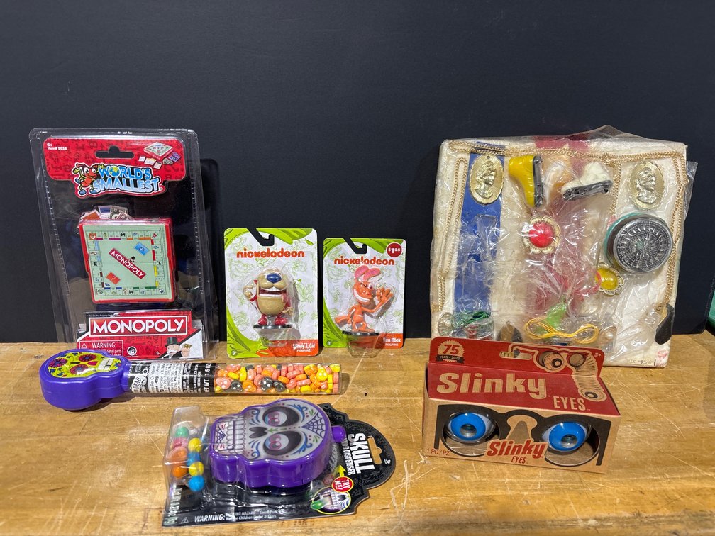 Assorted novelty items