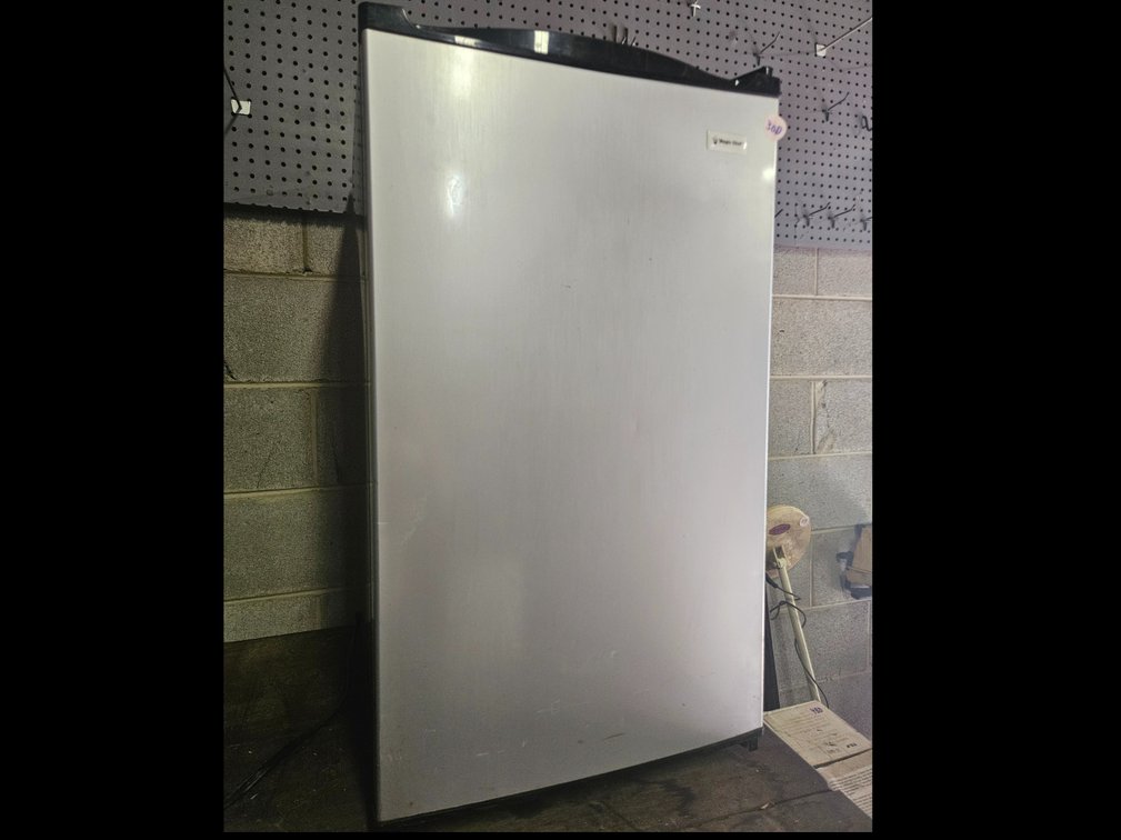 Magic Chef Refrigerator  /  Freezer - works fine 