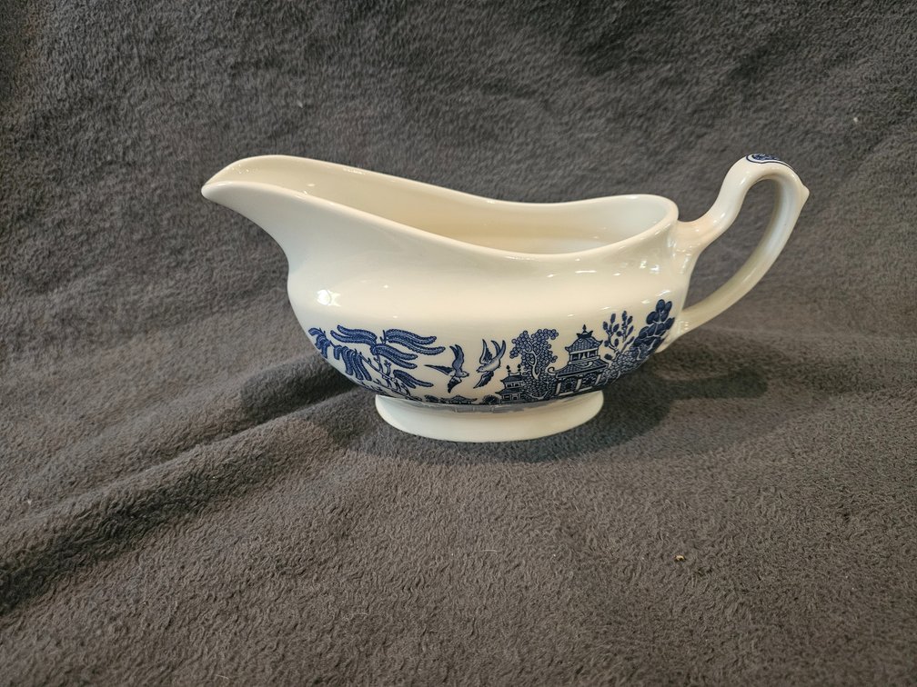 Lot of Churchill Blue Willow patterned China gravy, boat creamer, butter dish
