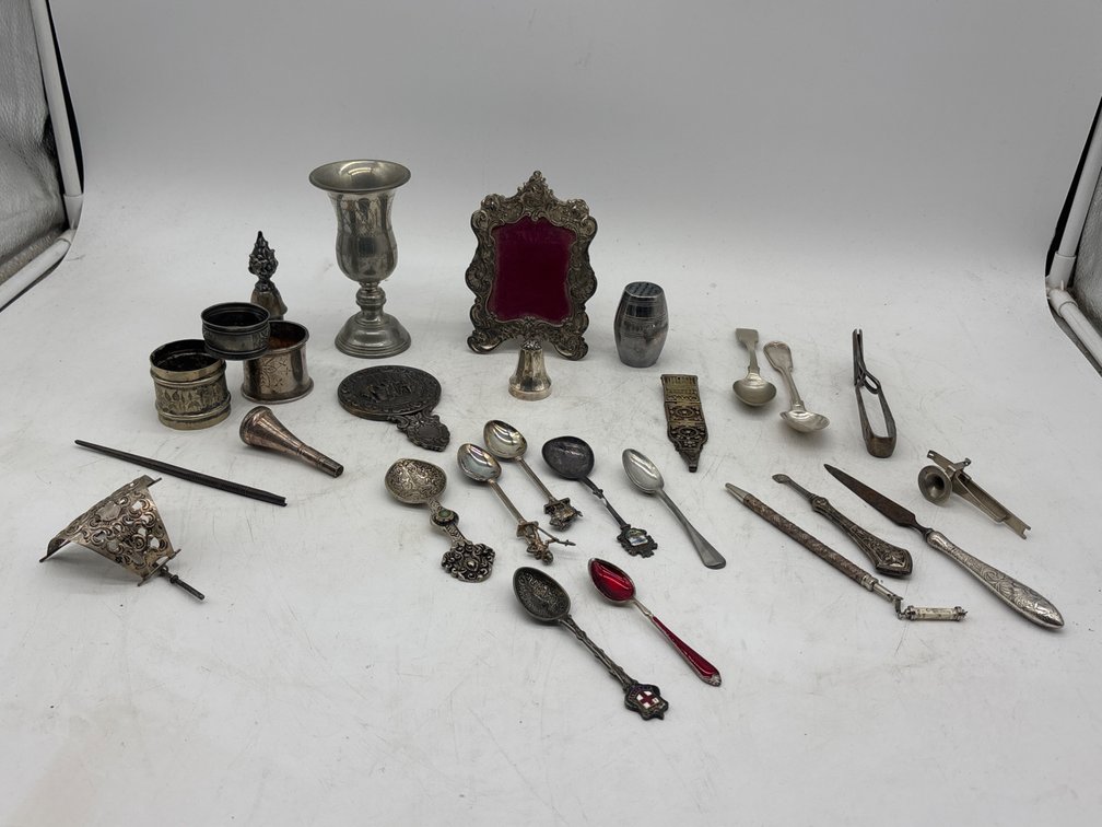 A Collection of Sterling and Silverplated Table and Curio Items